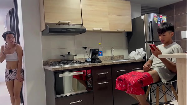 Mi tímida hermanastra me sorprende masturbandome por toda la casa y se antoja de que la folle muy duro hasta hacerla correrse. Me corro encima de ella. H.L.