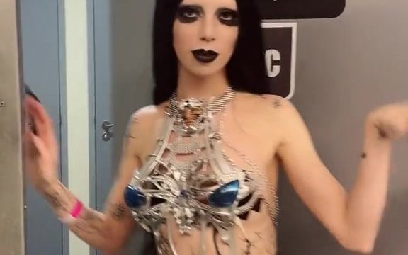 Bambie Thug – Nude Body So Sexy !