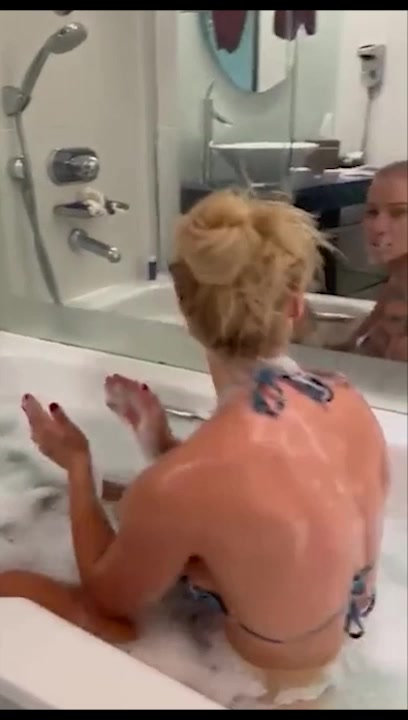 Ebanie Bridges – Nude in bathtub HOT