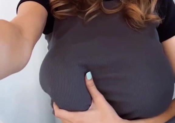 Zooemoore – No bra show big nipples